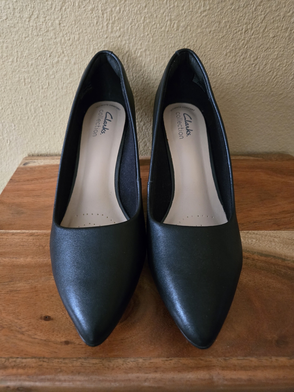 Clarks Illeana Tulip Leather Women's Black Pointed-Toe Pumps Minimalist Office